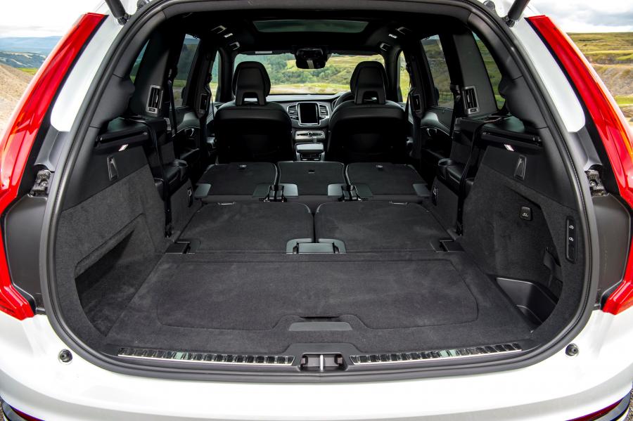 Багажник Volvo XC90 T8 Twin Engine R-Design 2019 года  (UK) (фото 30 из 40)